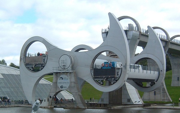 Falkirk Wheel and Visitor Centre (Image: famine, Source: wikipedia)