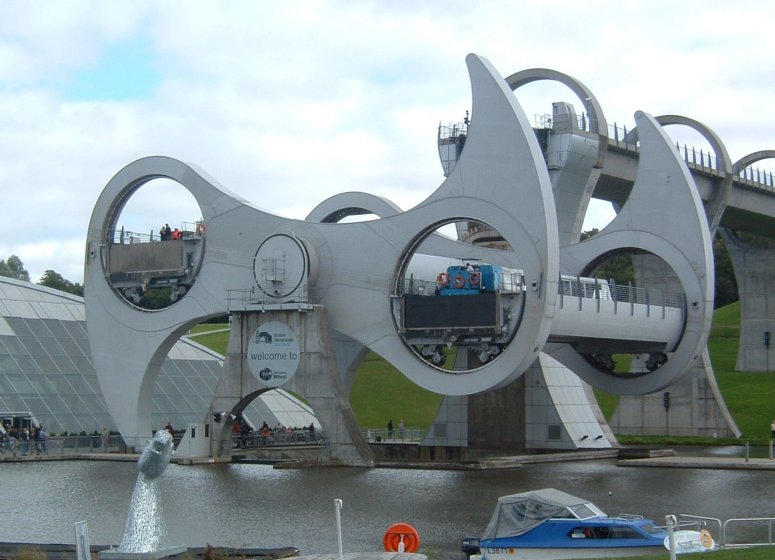 Falkirk Wheel and Visitor Centre (Image: famine, Source: wikipedia)