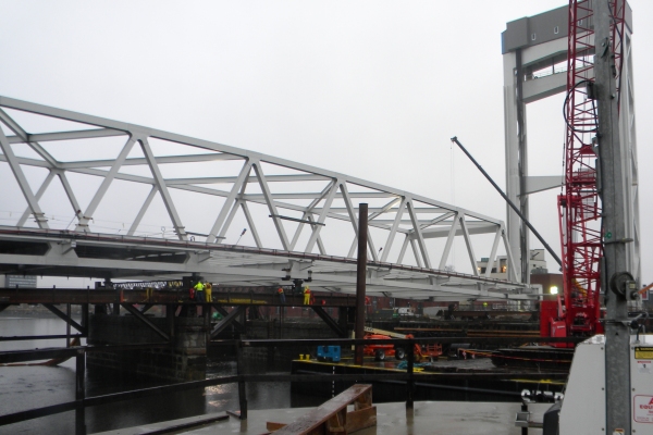 Chelsea Street Bridge : Launching of truss over existing channel
