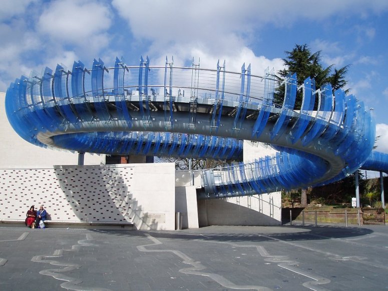 Glass bridge (Image: flickr:amandabhslater)