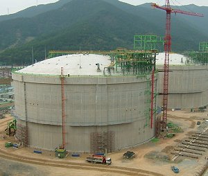 LNG tank under construction at the Tongyeong terminal