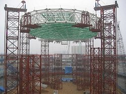Gwangmyeong velodrome roof : Central section raised awaiting completion of temporary support towers