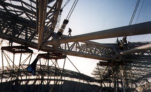 Cross beam between roof structures