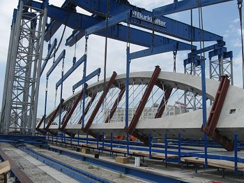 West 7th Street Bridge - raising of completed arch