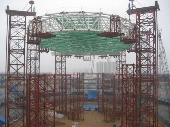 Gwangmyeong velodrome roof : Central section raised awaiting completion of temporary support towers